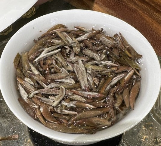 Vintage Silver Needles use gaiwan to brew