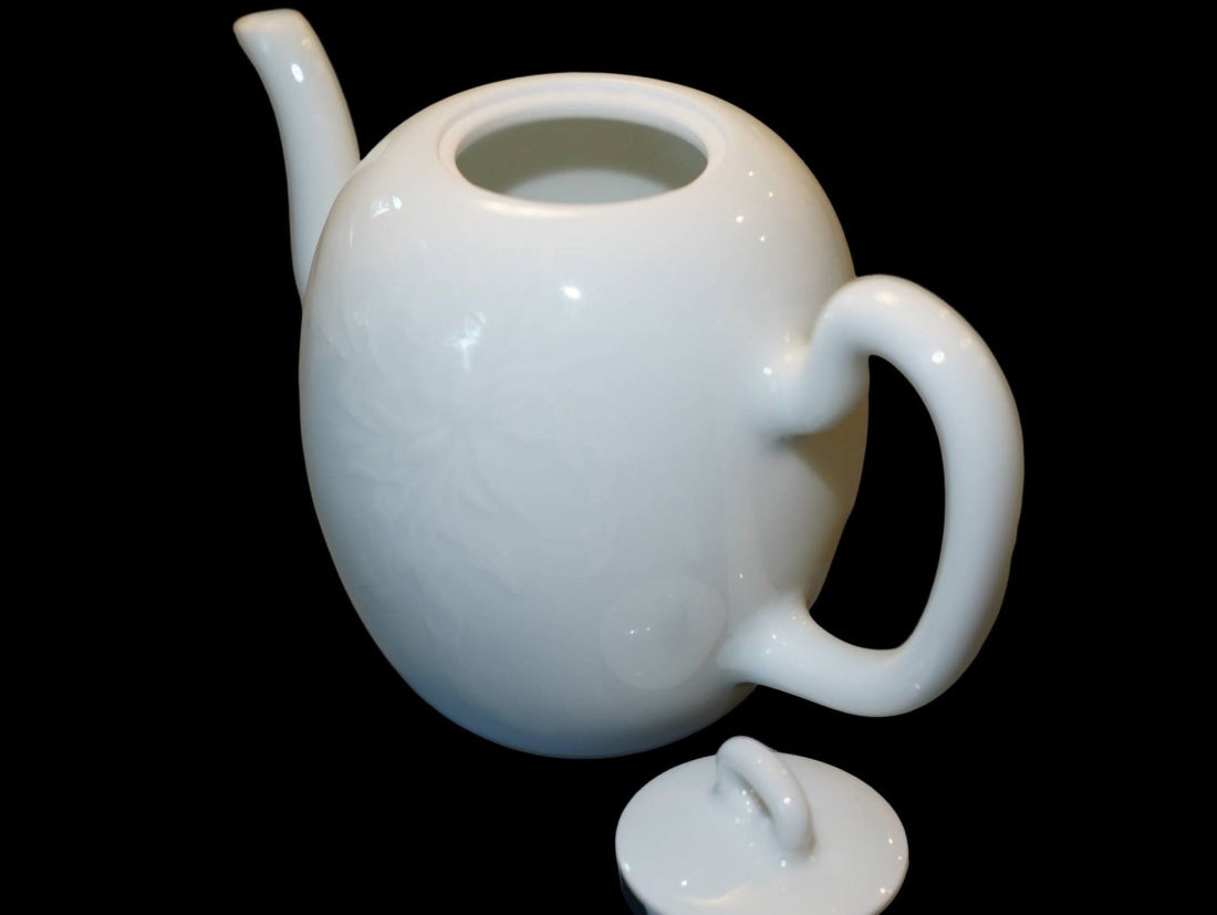 Jingdezhen Treasure Yingqing Porcelain Relief Teapot Beauty’s Shoulder