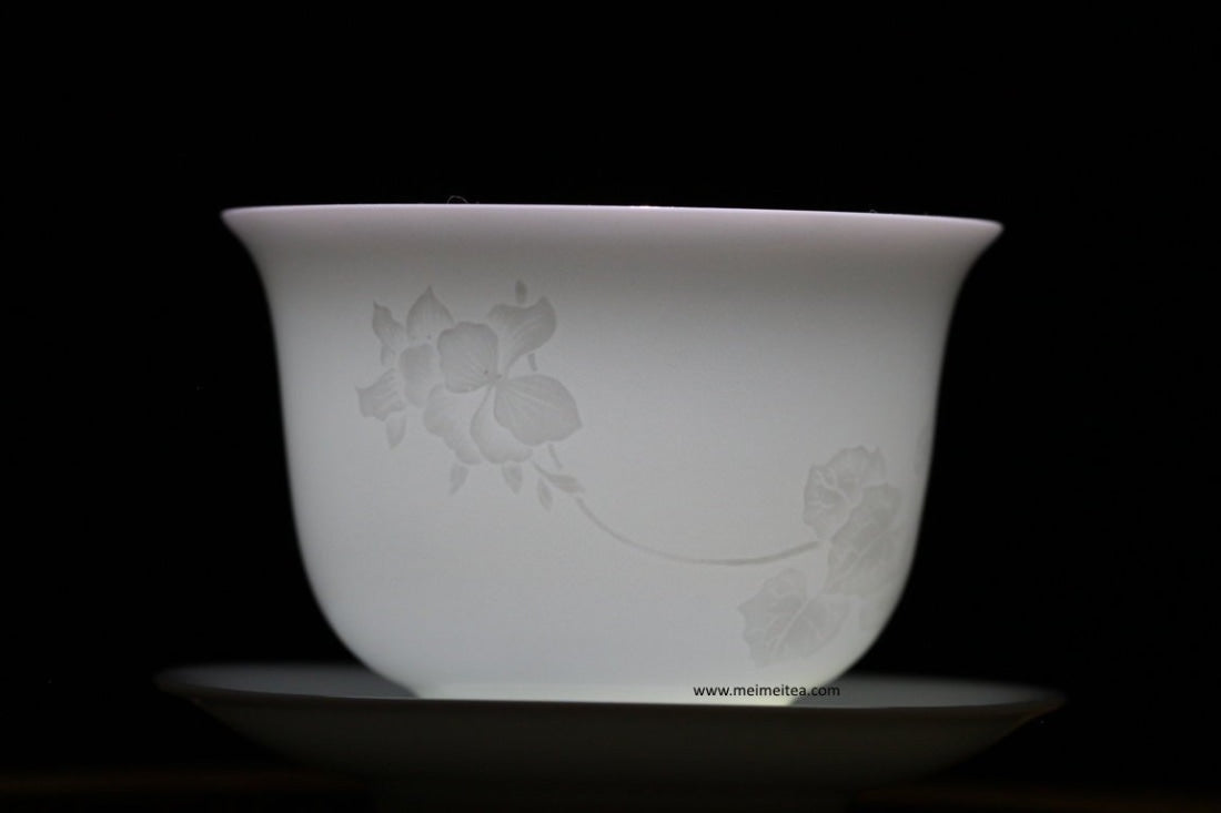 Treasure Yingqing White Porcelain Gaiwan Artisanal Relief Lotus 150ml