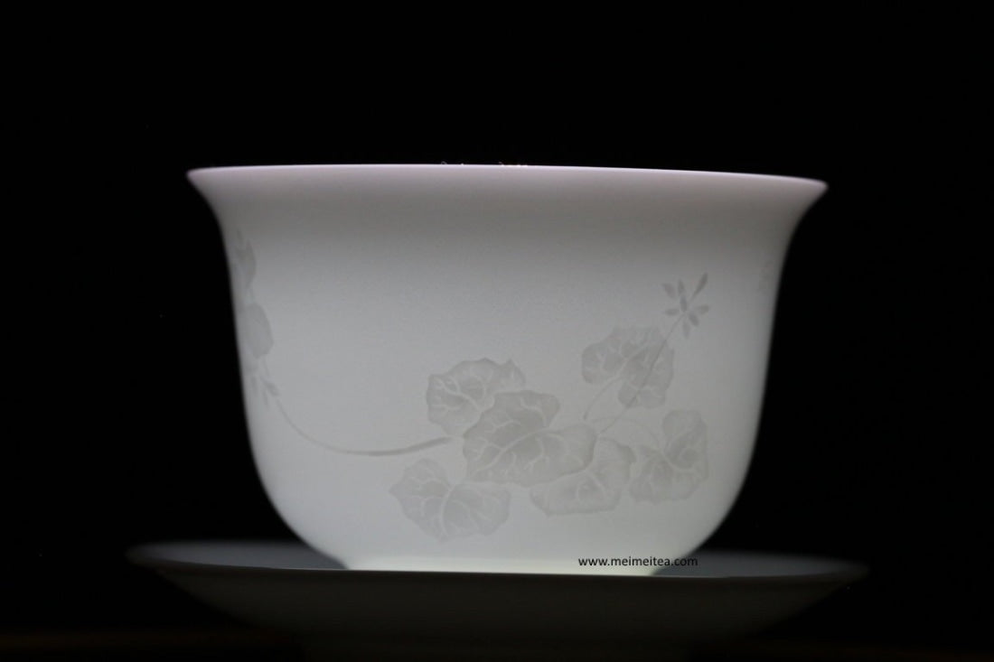 Treasure Yingqing White Porcelain Gaiwan Artisanal Relief Lotus 150ml